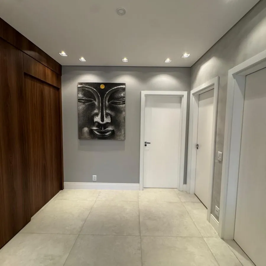 Corredor com arte em relevo e piso porcelanato
