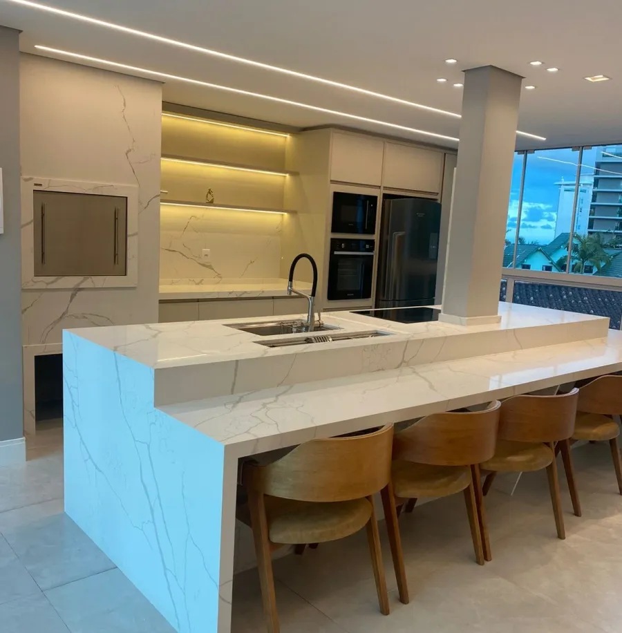 Cozinha com ilha em mármore e vista para a cidade