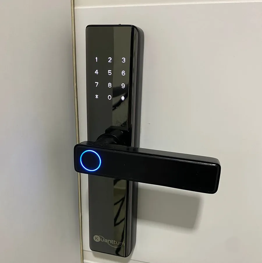 Fechadura digital com biometria na porta de entrada