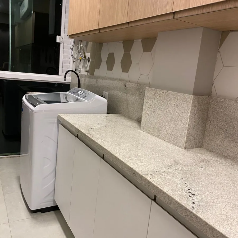 Área de serviço com máquina de lavar