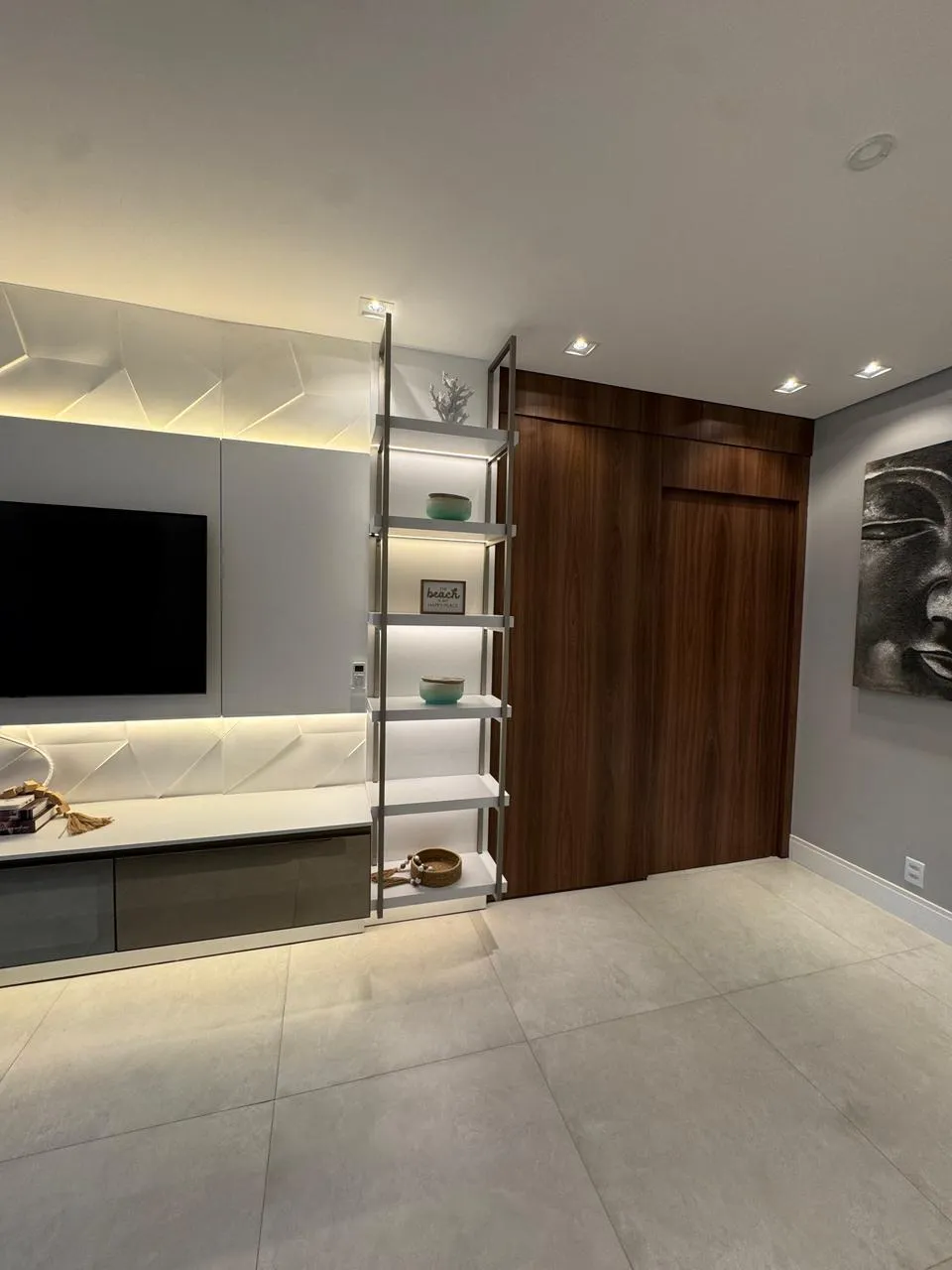 Sala de estar com TV, estante e nichos decorativos