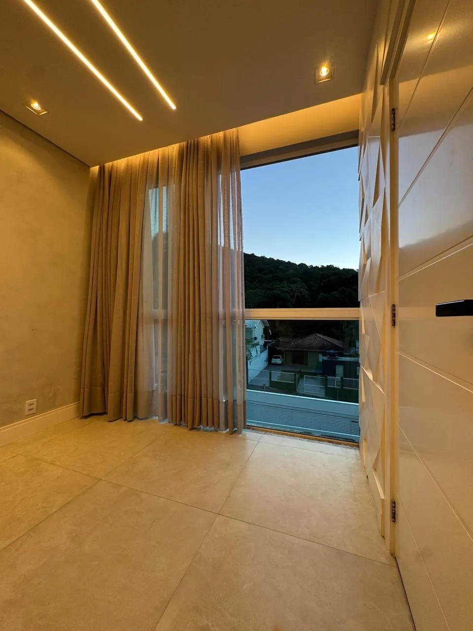 Sala de estar com estante e TV, vista do sofá