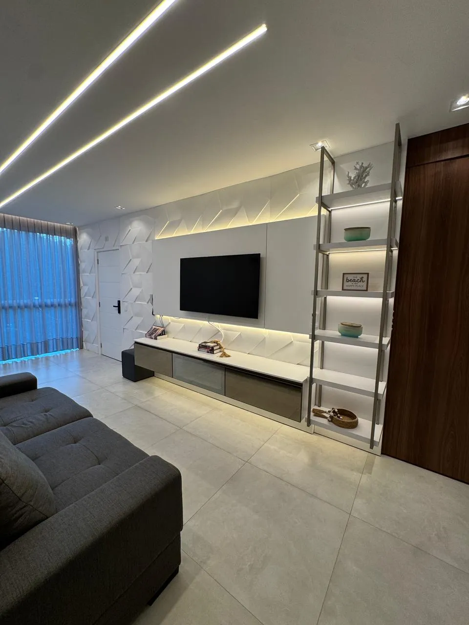 Sala de estar com sofá em primeiro plano