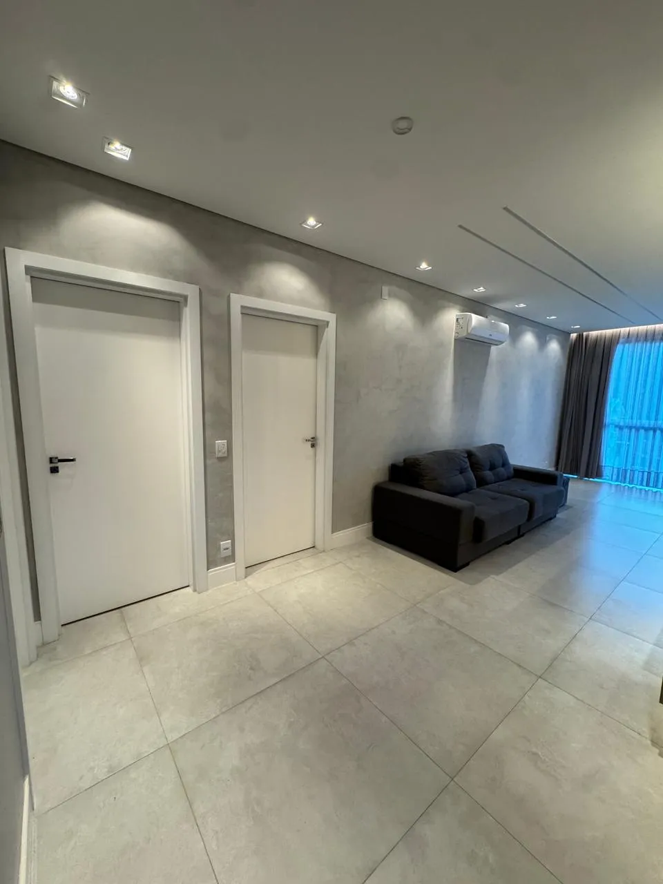 Sala de estar com estante e TV