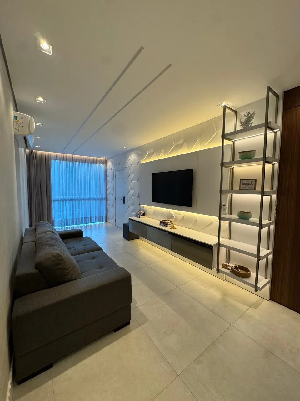Sala de estar com sofá em primeiro plano