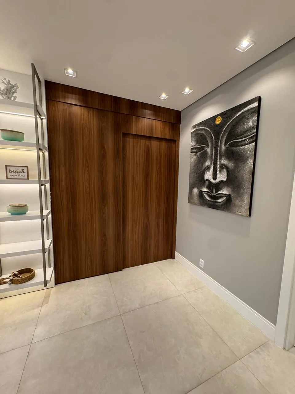 Sala de estar com estante e TV