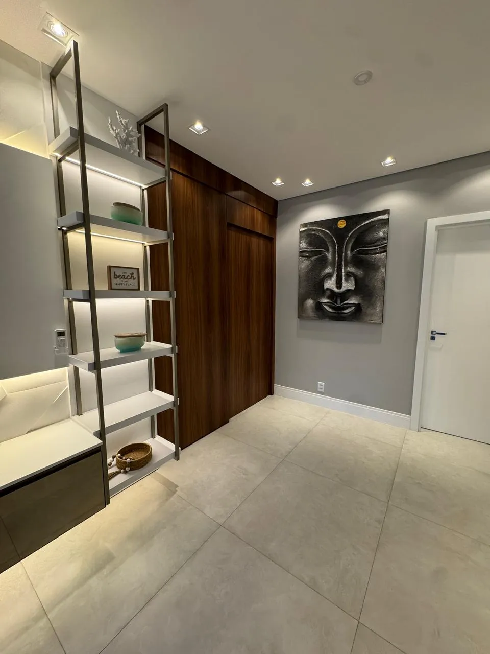 Sala de estar com estante, TV e sofá