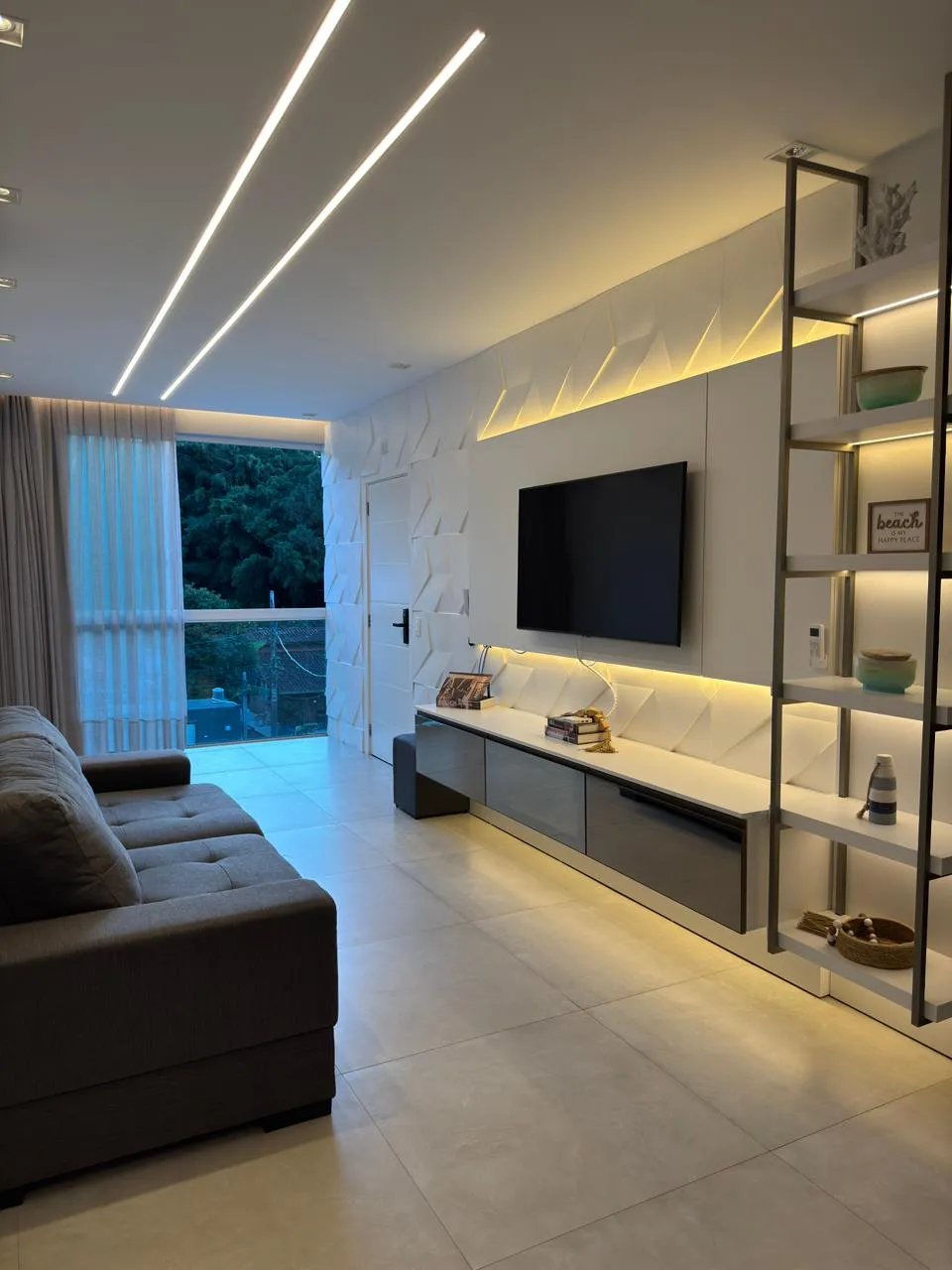 Sala de estar com sofá e estante
